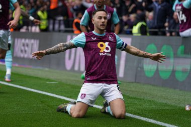 Burnley 'den Josh Brownhill 18 Nisan 2025' te İngiltere 'nin Watarage Road şehrinde oynanan Gökyüzü İddia Şampiyonası maçında golü kutluyor.
