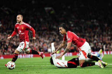 Manchester United takımından Leny Yoro, UEFA Avrupa Ligi çeyrek final maçında Lyon 'lu Malick Fofana' yı Old Trafford, Manchester, İngiltere 'de 17 Nisan 2025' de oynanan karşılaşmada faul yaptı.