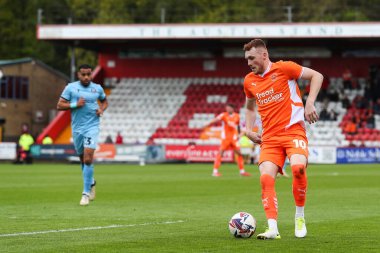 Blackpool 'dan Sonny Carey 18 Nisan 2025' te Lamex Stevenage, İngiltere 'deki Stevenage-Blackpool maçında topu kontrol ediyor.