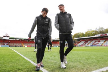Blackpool 'dan Rob Apter ve Blackpool' dan Oliver Casey, 18 Nisan 2025 'te İngiltere' deki Lamex Stadyumu 'nda oynanan Sky Bet 1 Stevenage - Blackpool maçı öncesinde geldiler.