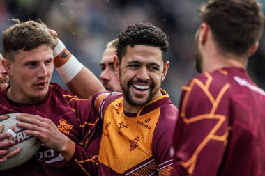 Huddersfield Giants takımından Jacob Gagai 18 Nisan 2025 tarihinde Leeds, Leeds Stadyumu 'nda oynanan 8. Betfred Süper Lig karşılaşmasında ısınma turunda Leeds Rhinos' a karşı Huddersfield Giants 'ı yendi.