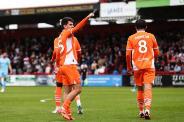 Blackpool 'dan Rob Apter 18 Nisan 2025' te İngiltere 'nin Stevenage Stevenage stadyumunda oynanan Sky Bet 1 karşılaşmasında 0-1 kazanma hedefini kutluyor.