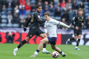 Queens Park Rangers takımından Jonathan Varane, 18 Nisan 2025 'te İngiltere' nin Deepdale kentinde oynanan ve Queens Park Rangers 'a karşı oynanan Gökyüzü İddia Şampiyonası maçında pas attı.