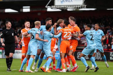 Stevenage 'den Lewis Freestone ile Blackpool' dan Oliver Casey arasında 18 Nisan 2025 'te Lamex Stevenage, İngiltere' deki Stevenage-Blackpool maçında gerginlik tırmanmaya başladı.