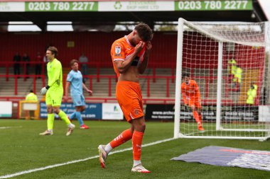 Blackpool 'dan Tom Bloxham 18 Nisan 2025' te İngiltere 'nin Stevenage Stevenage stadyumunda oynanan Sky Bet 1 karşılaşmasında kaçırılan şansa tepki gösterdi.