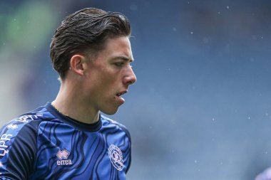 Queens Park Rangers takımından Harrison Ashby, 18 Nisan 2025 'te İngiltere' nin Deepdale kentinde oynanan Preston North End-Queens Park Rangers maçından önce ısınıyor.