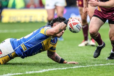 Leeds Rhinos takımından Keenan Palasia, 18 Nisan 2025 tarihinde Leeds, Leeds Stadyumu 'nda oynanan 8. Betfred Süper Lig karşılaşmasında topu düşürdü.