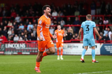 Blackpool 'dan Rob Apter 18 Nisan 2025' te İngiltere 'nin Stevenage Stevenage stadyumunda oynanan Sky Bet 1 karşılaşmasında 0-1 kazanma hedefini kutluyor.