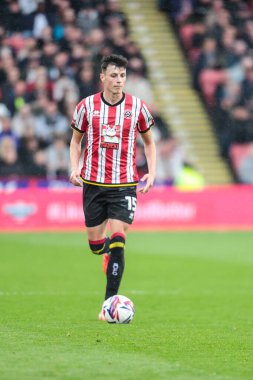 Sheffield United takımından Anel Ahmedhodi 18 Nisan 2025 'te Bramall Lane, Sheffield, İngiltere' de Sheffield United 'a karşı Cardiff City' de oynanan Gökyüzü İddia Şampiyonası maçında topu bırakıyor.