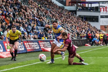 Leeds Rhinos takımından Ryan Hall, 18 Nisan 2025 'te Leeds Stadyumu' nda oynanan 8. Betfred Süper Lig karşılaşmasında topu deneme çizgisine doğru atıyor.