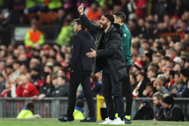Manchester United 'ın Ruben Amorim teknik direktörü, UEFA Avrupa Ligi çeyrek final maçında oyuncularına talimat verir. Manchester United - Lyon maçı, Old Trafford, Manchester, İngiltere, 17 Nisan 2025