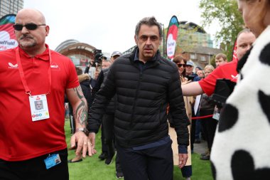 Ronnie OSullivan 'a, 18 Nisan 2025' te Crucible Theatre, Sheffield, İngiltere 'de düzenlenen 2025 Halo Dünya Snooker Şampiyonası basın toplantısında güvenlik eşlik ediyor.