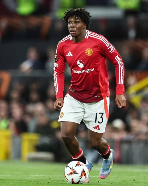 Manchester United takımının Patrick Dorgu, UEFA Avrupa Ligi çeyrek final maçında Manchester United 'a karşı Old Trafford, Manchester, Birleşik Krallık' ta 17 Nisan 2025