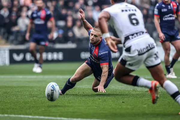 Hull KR 'dan Mikey Lewis, 18 Nisan 2025' te MKM Stadyumu, Hull, Birleşik Krallık 'ta oynanan 8. Betfred Süper Lig karşılaşmasında topu deneme çizgisine doğru fırlattı.