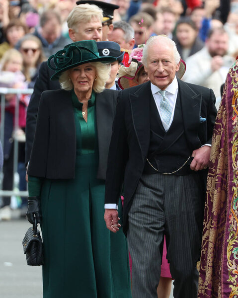 Его Величество Король и Её Величество Королева прибывают в качестве Его Величества Король и Её Величество Королева присутствуют на королевской службе в Даремском соборе, Дарем, Великобритания, 17 апреля 2025 года.