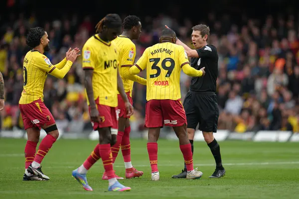 Watford 'dan Edo Kayembe, 18 Nisan 2025' te Watarage Road, İngiltere 'de oynanan Gökyüzü İddia Şampiyonası maçında hakemlerin onu gönderme kararını sorguluyor.