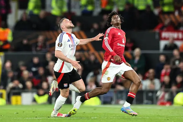 Lyon 'dan Jordan Veretout Manchester United takımından Patrick Dorgu UEFA Avrupa Ligi çeyrek final maçında Old Trafford, Manchester, İngiltere' de Manchester United Lyon 'a karşı 17 Nisan 2025