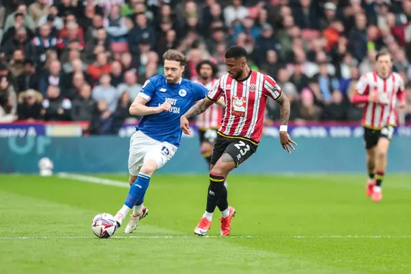 Cardiff City 'den Sivert Mannsverk, Sheffield United ile 18 Nisan 2025' te Bramall Lane, Sheffield, İngiltere 'de oynanan Sheffield United-Cardiff City maçında Sheffield United ile top mücadelesi veriyor.