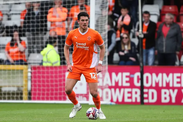 Blackpool takımından Elkan Baggott, 18 Nisan 2025 'te Lamex Stevenage, Stevenage, İngiltere' de oynanan 1.