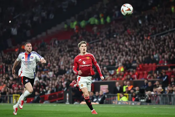 Lyon 'dan Jordan Veretout ve Manchester United' dan Alejandro Garnacho, Manchester United - Old Trafford, Manchester, Birleşik Krallık 'ta oynanan UEFA Avrupa Ligi çeyrek final maçında top için yarışıyorlar.