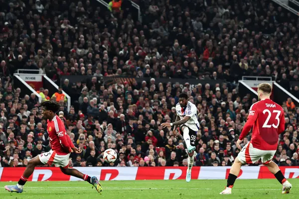 Lyon 'dan Ainsley Maitland-Niles' ın UEFA Avrupa Ligi çeyrek final maçında gol atma şansı var Manchester United Lyon 'a karşı Old Trafford, Manchester, İngiltere, 17 Nisan 2025