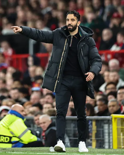 Manchester United 'ın Ruben Amorim teknik direktörü, UEFA Avrupa Ligi çeyrek final maçında oyuncularına talimat verir. Manchester United - Lyon maçı, Old Trafford, Manchester, İngiltere, 17 Nisan 2025