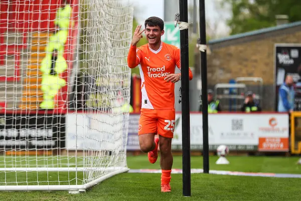 Blackpool 'dan Rob Apter 18 Nisan 2025' te İngiltere 'nin Stevenage Stevenage stadyumunda oynanan Sky Bet 1 karşılaşmasında 0-3 kazanma hedefini kutluyor.