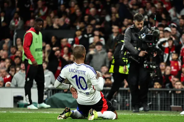 Lyon 'lu Alexandre Lacazette, UEFA Avrupa Ligi çeyrek final maçında 17 Nisan 2025' te Old Trafford, Manchester, İngiltere 'de oynanan Manchester United-Lyon maçında 2-2' lik galibiyetini kutluyor.