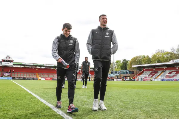 Blackpool 'dan Rob Apter ve Blackpool' dan Oliver Casey, 18 Nisan 2025 'te İngiltere' deki Lamex Stadyumu 'nda oynanan Sky Bet 1 Stevenage - Blackpool maçı öncesinde geldiler.