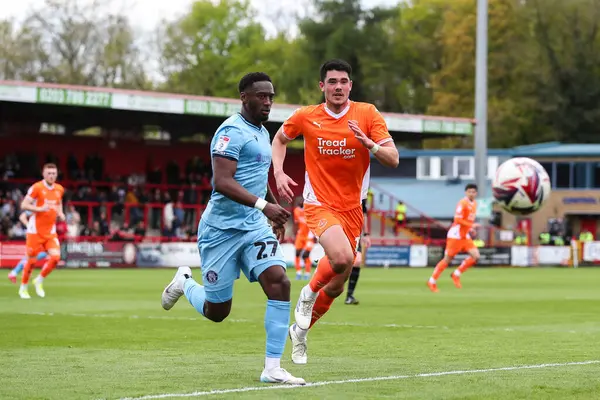 Stevenage 'den Brandon Hanlan ve Blackpool' dan Elkan Baggott 18 Nisan 2025 'te Lamex Stevenage, İngiltere' deki Stevenage-Blackpool maçında top için oynadılar.