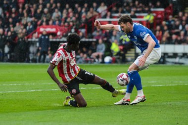 Cardiff City 'nin Calum Odaları, Sheffield United' ın 18 Nisan 2025 'te Bramall Lane, Sheffield, İngiltere' de oynanan ve Sheffield United 'ın Cardiff City' e karşı oynadığı maçta Sheffield United 'dan Jesuran Rak-Sakyi ile karşı karşıya geldi.
