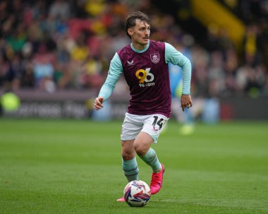 Burnley takımından Connor Roberts 18 Nisan 2025 'te Watford - Burnley maçı sırasında Vicarage Road, Watford, Birleşik Krallık' ta karşı karşıya geldi.