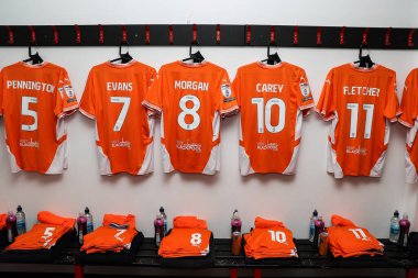 Blackpool 'un soyunma odasındaki tişörtü 18 Nisan 2025' te İngiltere 'de Lamex Stadyumu' nda Stevenage ve Blackpool maçının önünde.