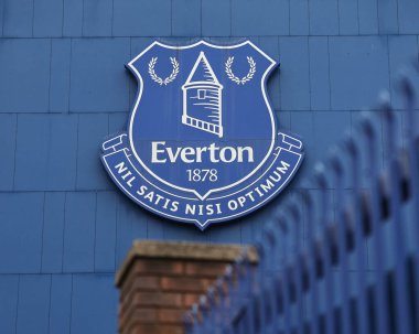 Goodison Park 'ın yanındaki Everton arması Premier League maçında Everton Manchester City' ye karşı Goodison Park, Liverpool, Birleşik Krallık, 19 Nisan 2025
