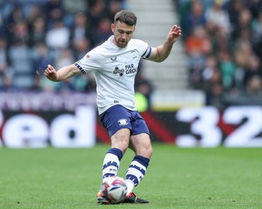 Preston North End 'den Ben Whiteman 18 Nisan 2025' te İngiltere 'nin Deepdale kentinde oynanan Preston North End-Queens Park Rangers maçında pas veriyor.