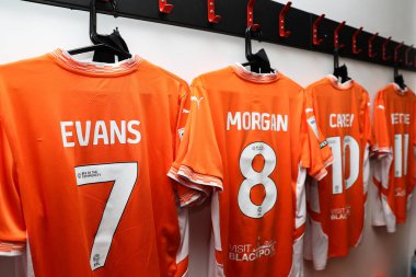 Blackpool 'un soyunma odasındaki tişörtü 18 Nisan 2025' te İngiltere 'de Lamex Stadyumu' nda Stevenage ve Blackpool maçının önünde.