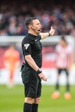 Hakem Tony Harrington, 18 Nisan 2025 'te Sheffield United, Sheffield, İngiltere' de Cardiff City 'e karşı oynadığı Sky Bet Şampiyonası maçında...