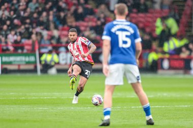 Sheffield United takımından Vinicius Souza 18 Nisan 2025 'te İngiltere' nin Bramall Lane kentinde oynanan Sheffield United-Cardiff City maçında pas attı.