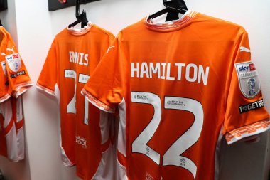 Blackpool 'dan CJ Hamilton' un soyunma odasında giydiği tişört Sky Bet 1 karşılaşması Stevenage - Blackpool maçı öncesinde Lamex Stevenage, Stevenage, İngiltere, 18 Nisan 2025