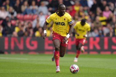 Watford 'dan Moussa Sissoko 18 Nisan 2025' te Watford, Watarage Road, İngiltere 'de oynanan Gökyüzü İddia Şampiyonası maçında topun üzerinde.