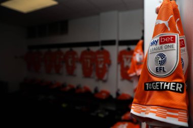 Blackpool 'un soyunma odasındaki tişörtü 18 Nisan 2025' te İngiltere 'de Lamex Stadyumu' nda Stevenage ve Blackpool maçının önünde.