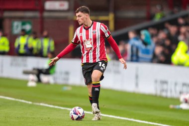 Sheffield United takımından Harrison Burrows 18 Nisan 2025 'te Bramall Lane, Sheffield, İngiltere' de oynanan Sheffield United - Cardiff City maçında topu kontrol ediyor.