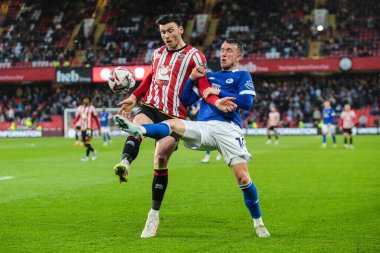 Sheffield United takımından Kieffer Moore Cardiff City 'den David Turnbull ile 18 Nisan 2025' te Bramall Lane, Sheffield, İngiltere 'de oynanan Sheffield United-Cardiff City maçında top için mücadele etti.