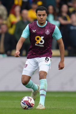 Burnley takımından CJ Egan-Riley, 18 Nisan 2025 'te Vicarage Road, Watford, İngiltere' de Watford-Burnley maçında