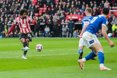 Sheffield United takımından Hamza Choudhury 18 Nisan 2025 'te Bramall Lane, Sheffield, İngiltere' de Sheffield United 'a karşı Cardiff City' de oynanan Gökyüzü İddia Şampiyonası maçında şut atıyor.