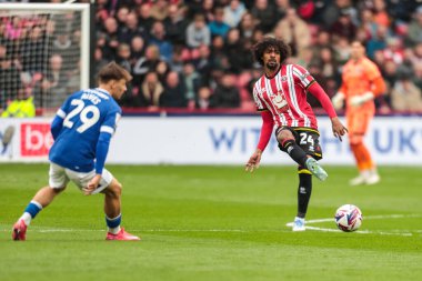 Sheffield United takımından Hamza Choudhury 18 Nisan 2025 'te Bramall Lane, Sheffield, İngiltere' de Sheffield United ile Cardiff City arasındaki Sky Bet Şampiyonası maçında pas attı.