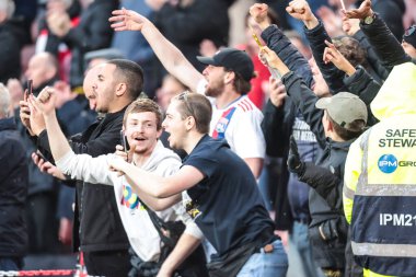 Sheffield United taraftarları 18 Nisan 2025 'te Sheffield United' ın Bramall Lane, Sheffield, İngiltere 'de Cardiff City' e karşı oynadığı Sky Bet Şampiyonası maçını tam zamanlı olarak kutluyorlar.