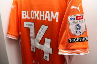 Blackpool 'dan Tom Bloxham' ın soyunma odasındaki tişörtü 18 Nisan 2025 'te Lamex Stadyumu' ndaki Stevenage-Blackpool maçının önünde.