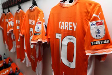 Blackpool 'dan Sonny Carey' nin soyunma odasındaki tişörtü 18 Nisan 2025 'te Lamex Stadyumu' ndaki Stevenage-Blackpool maçının önünde.