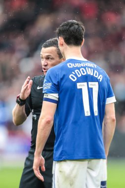 Hakem Tony Harrington, 18 Nisan 2025 'te Bramall Lane, Sheffield, İngiltere' de Sheffield United - Cardiff City maçında Cardiff City 'den Jamilu Collins ile konuştu.